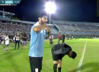 Barcelona | Suárez vira goleiro em jogo festivo de fim de ano Barcelona-Suárez-vira-goleiro-em-jogo-festivo-de-fim-de-ano