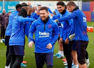 A-equipe-do-Barcelona-comemorou-a-Bola-de-Ouro-de-Lionel-Messi