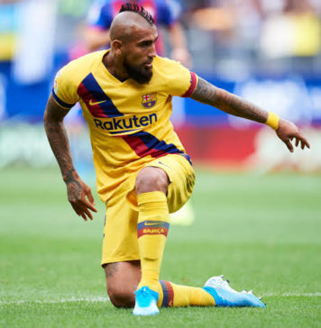 Arturo-Vidal-treina-nas-ruas-de-Barcelona-enquanto-espera-sua-transferência