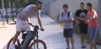 Barcelona-Piqué-chega-para-o-derby-catalão-de-bicicleta