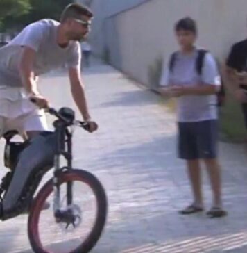 Barcelona-Piqué-chega-para-o-derby-catalão-de-bicicleta