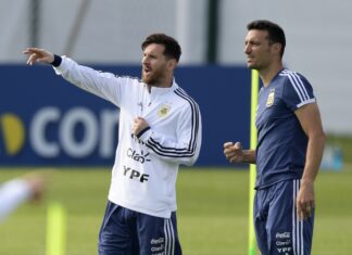 Técnico da Argentina fica feliz com a permanência de Messi no Barcelona Ccaloni-messi-estã-bem-e-quando-está-com-a-Argentina-é-ainda-melhor