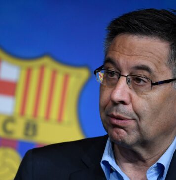 Bartomeu-conversa-com-jogadores-do-Barcelona-após-renunciar-a-presidência