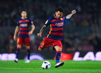Oficial-Daniel-Alves-vestira-a-camisa-8-no-Barcelona
