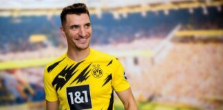 Barcelona-faz-contato-com-Meunier-do-Borussia-Dortmund