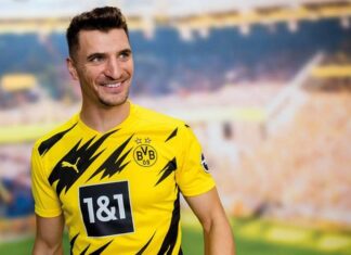 Barcelona-faz-contato-com-Meunier-do-Borussia-Dortmund