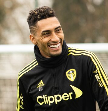 Barcelona aumenta oferta por Raphinha, do Leeds oficial-raphinha-assina-com-o-barcelona